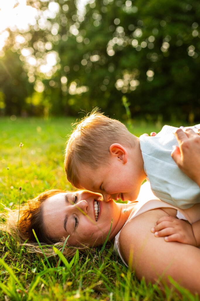 sesja rodzinna w plenerze - radość mamy i syna