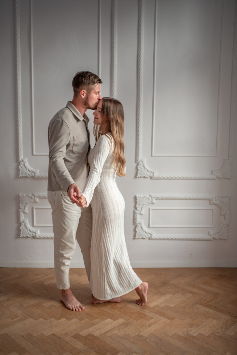 Sesja par w studio w Warszawie – romantyczny portret zakochanej pary