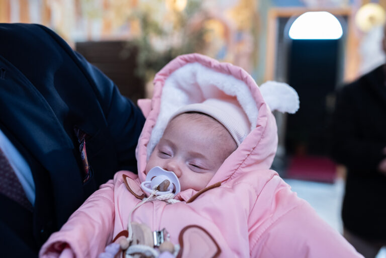 chrzest święty w kościele katolickim zdjęcia reportażowe