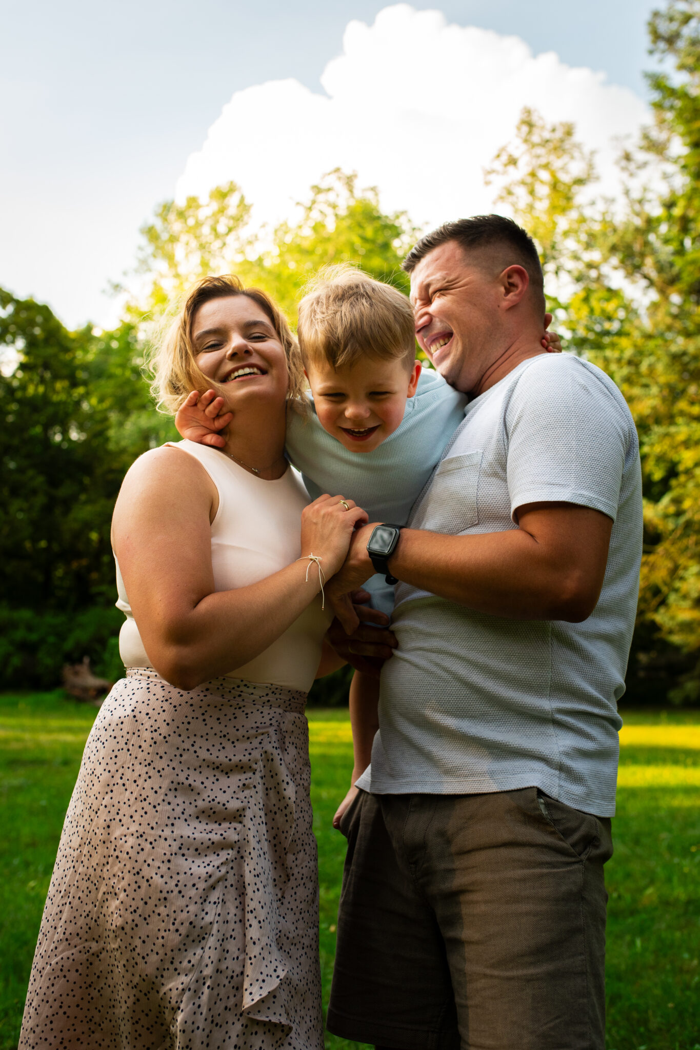 Fotograf rodzinny Warszawa - sesja rodzinna w parku pełna radości i szczęścia