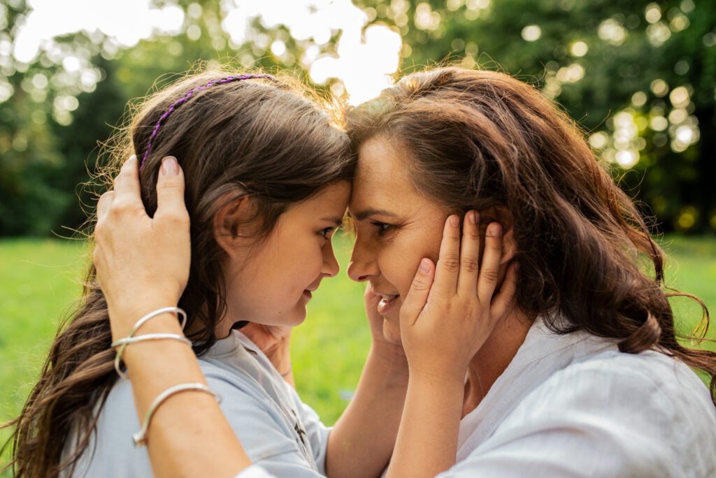Fotograf rodzinny Warszawa - pełna miłości sesja mamy i córki