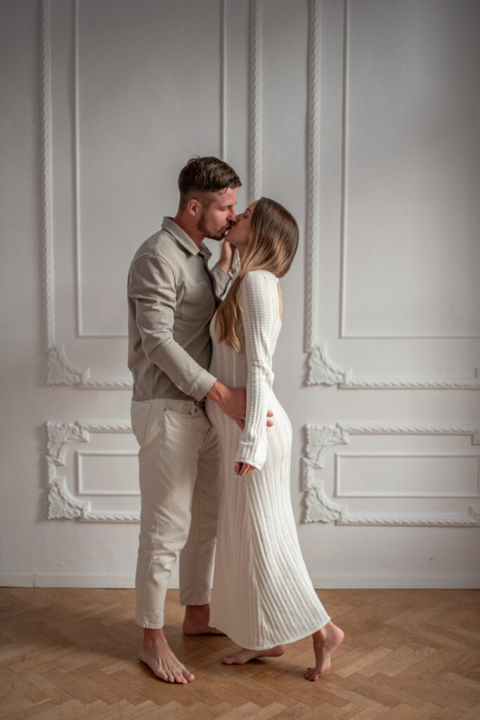 Fotografia ciążowa w studio Warszawa - naturalne emocje przyszłych rodziców.