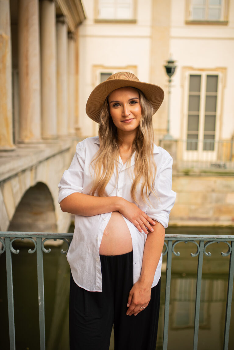 Fotografia ciążowa w plenerze Warszawa – kobiecy portret przyszłej mamy.