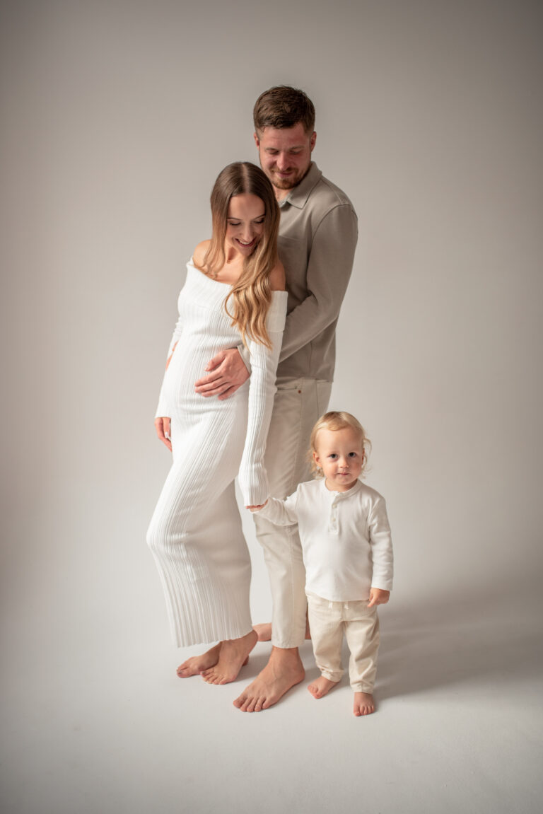 Sesja kobiety w ciąży w studio w Warszawie - rodzinne zdjęcia ciążowe ze starszym rodzeństwem i mężem.