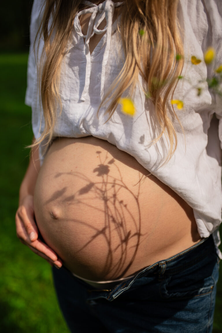 Ciąża w plenerze Warszawa – sesja fotograficzna