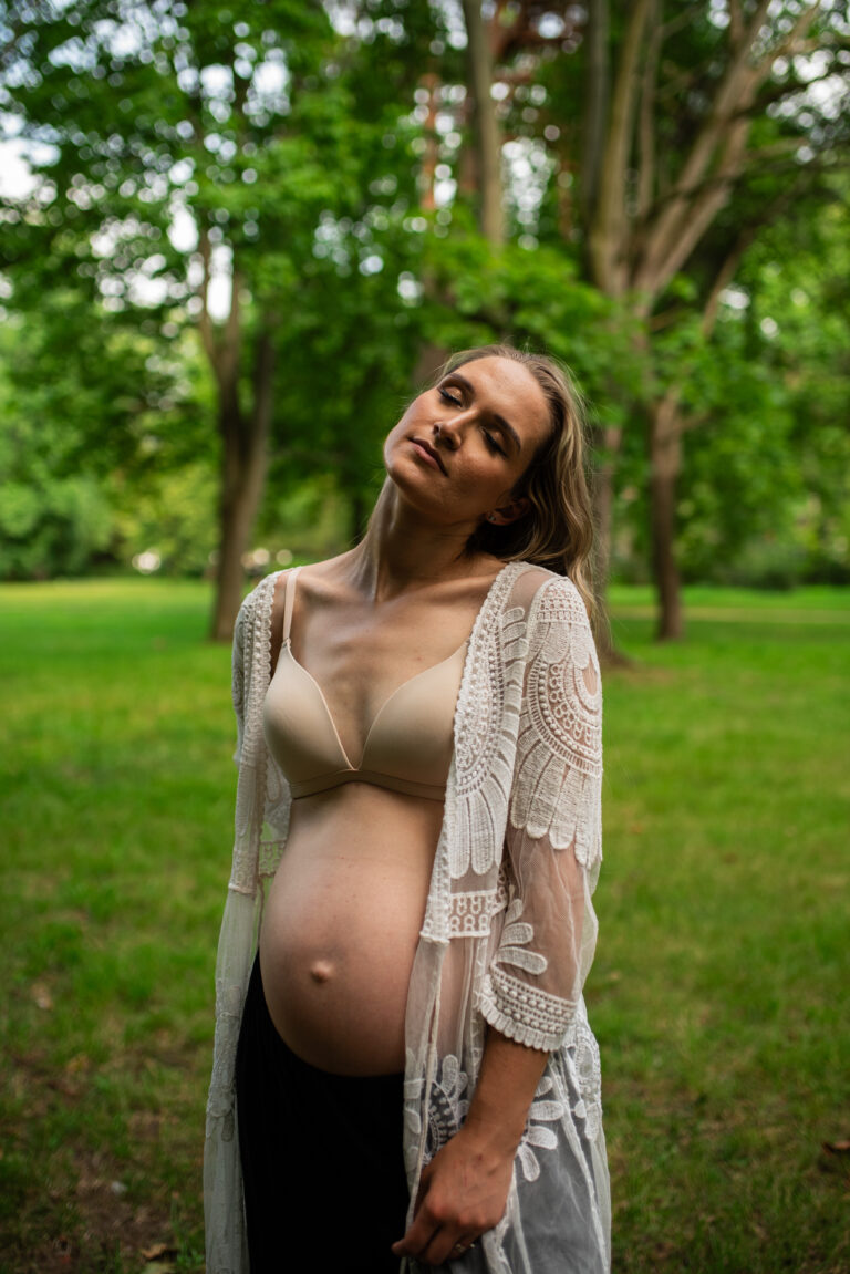 Kobieta w ciąży w parku - sesja ciążowa Warszawa