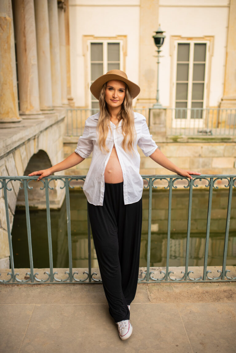 Kobieta w ciąży przy alei parkowej i pałacu - Warszawa