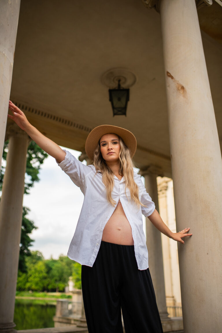 Kobieta w ciąży w parku przy pałacu - sesja Warszawa