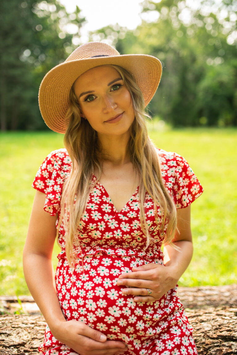 Kobieta w ciąży w parku - sesja Warszawa