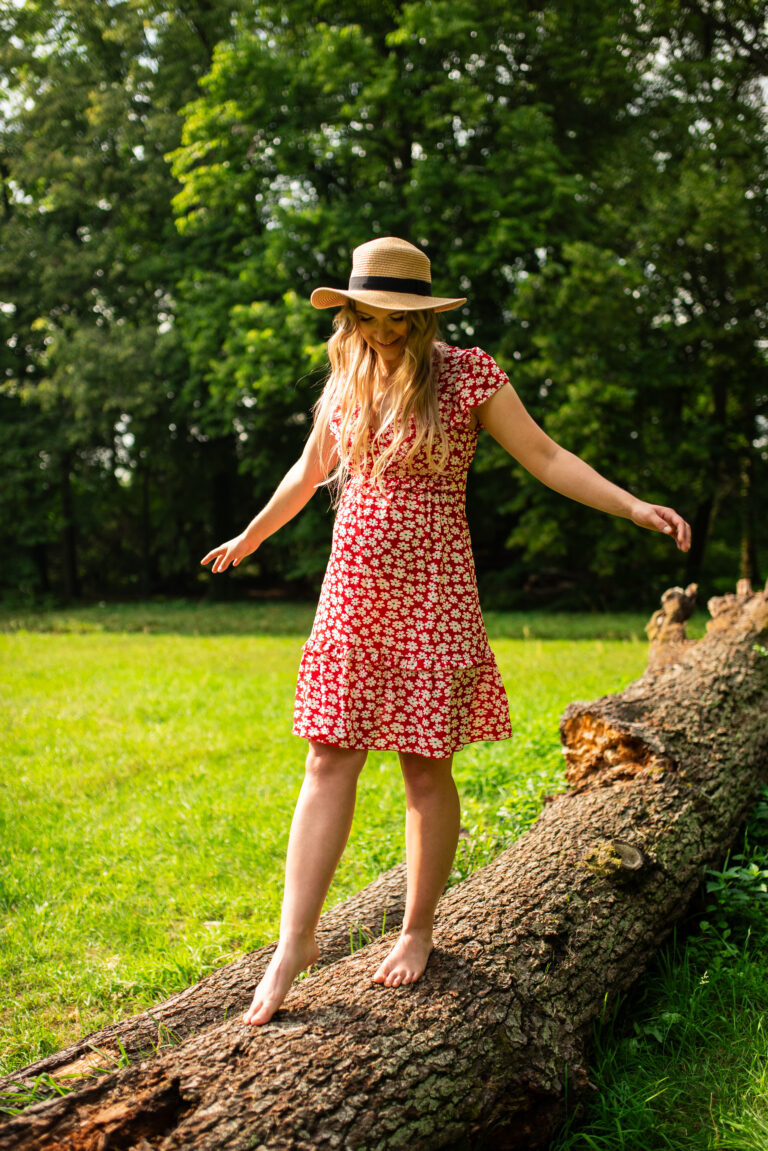 Przyszła mama spacerująca po parku - sesja ciążowa Warszawa