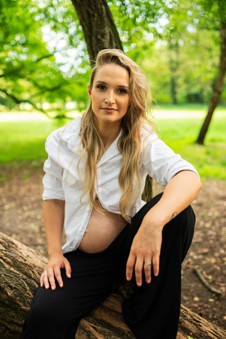 Przyszła mama wśród drzew - sesja ciążowa Warszawa