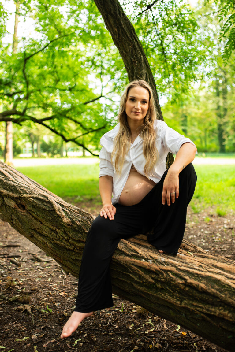 Kobieta w ciąży wśród liści - sesja Warszawa