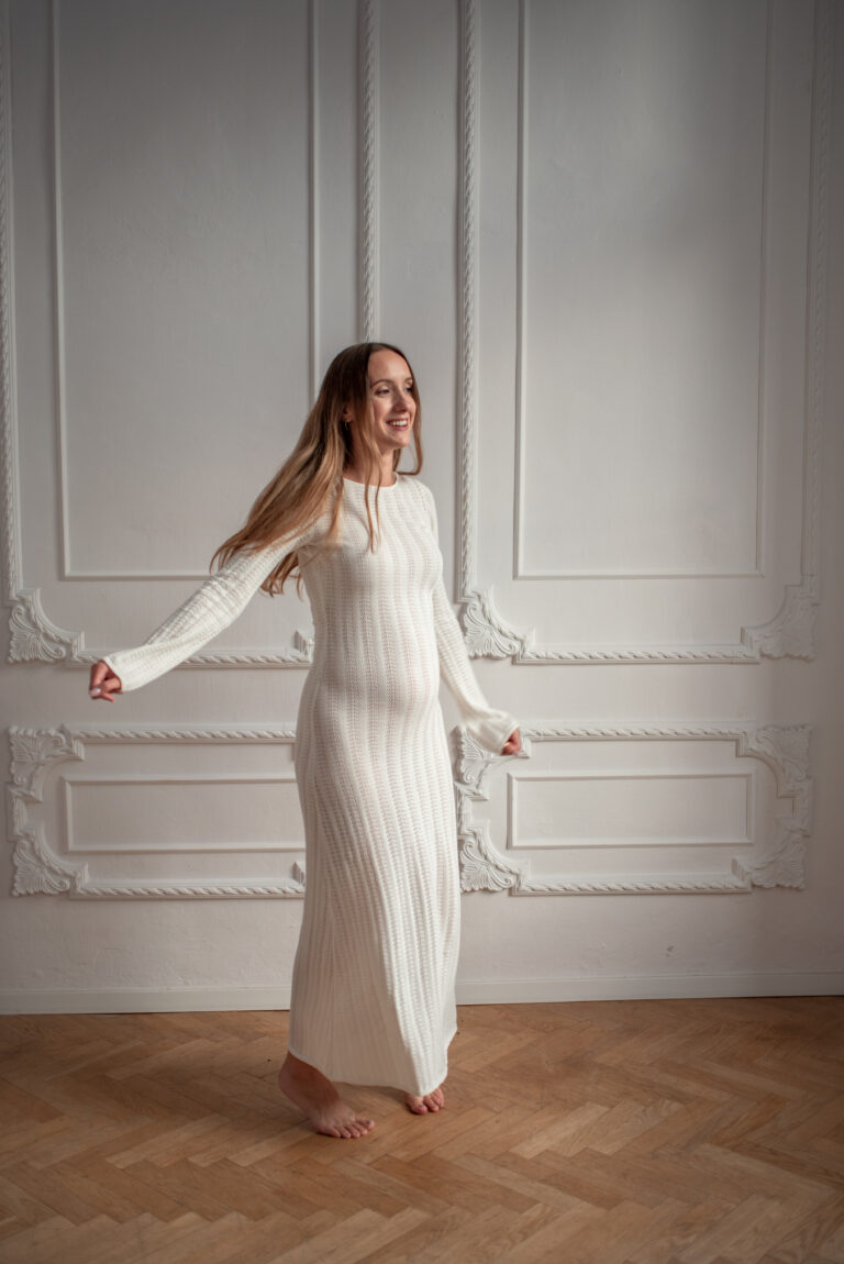 Przyszła mama tańcząca w studio - sesja ciążowa Warszawa