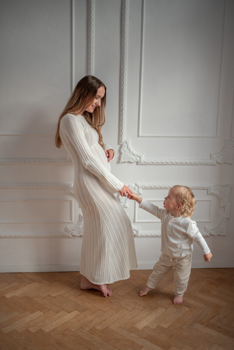 Sesja ciążowa z rodzeństwem - studio Warszawa