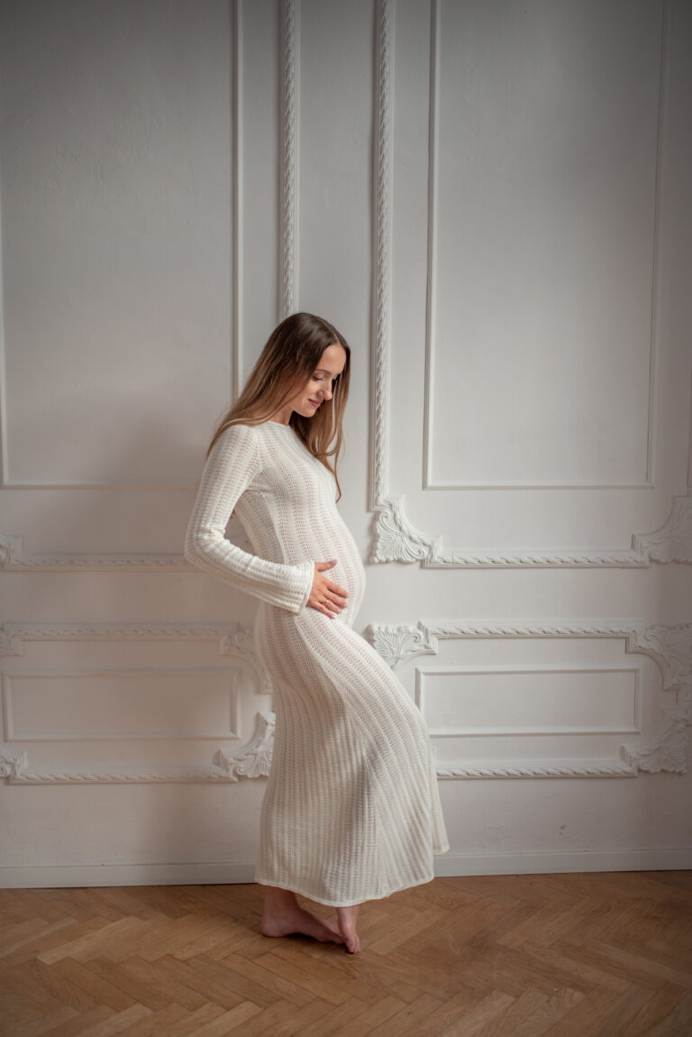 Kobieta w ciąży w studiu - stojące ujęcia Warszawa