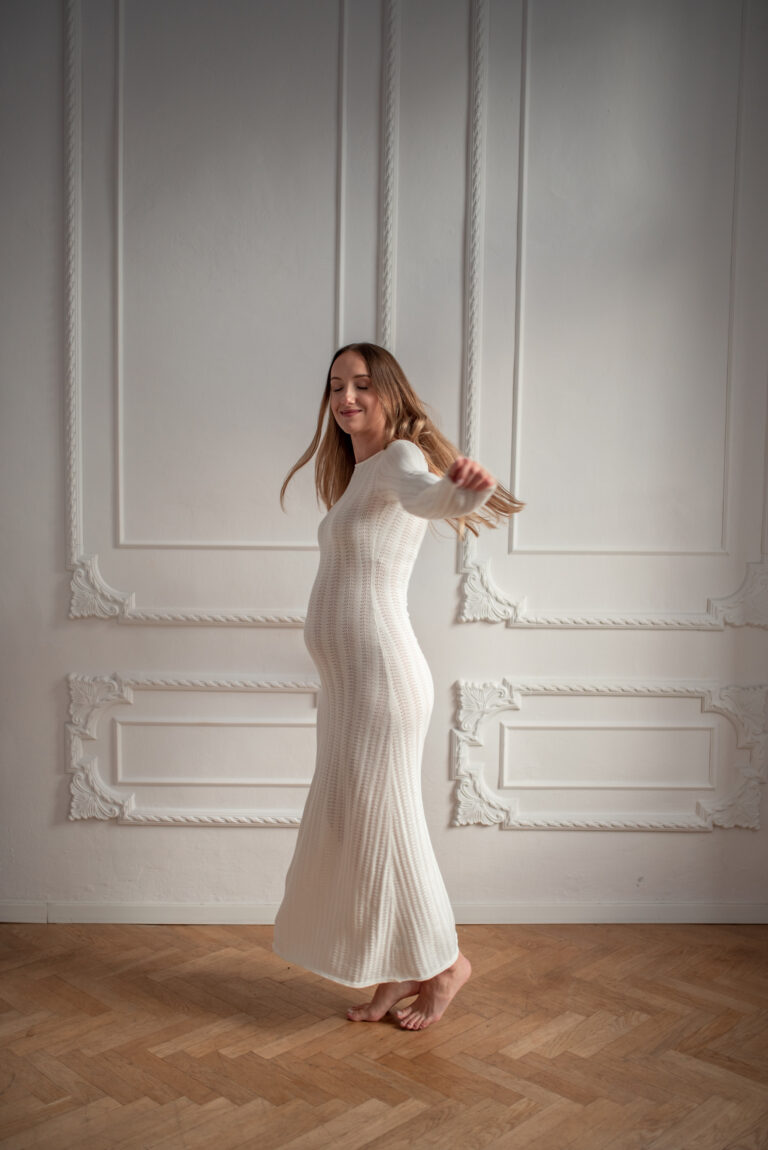 Kobieta w ciąży tańcząca w studio - sesja Warszawa