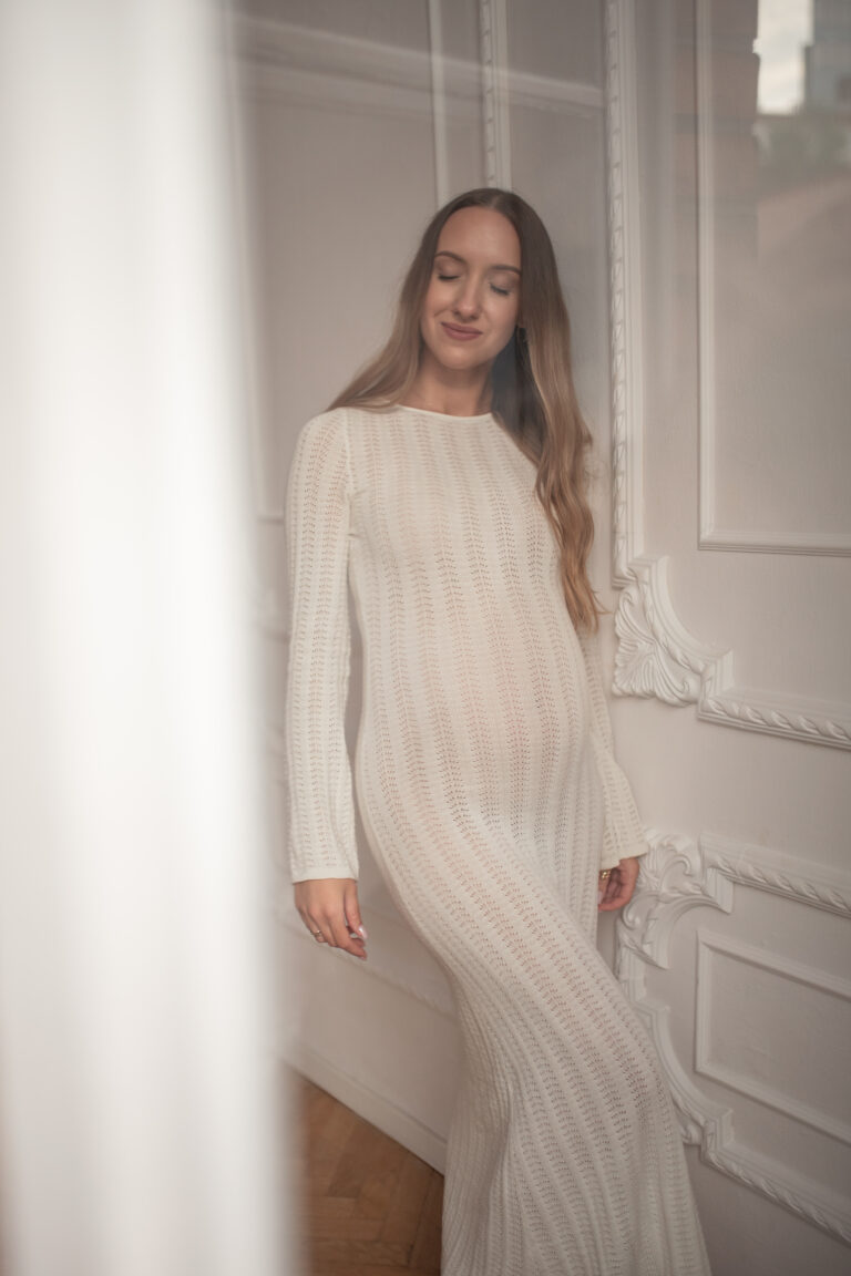 Przyszła mama w studio - zdjęcia stojące Warszawa