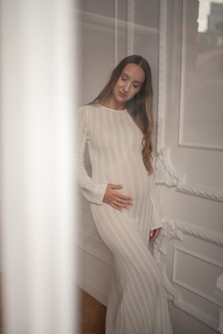 Kobieta w ciąży w studiu - elegancka sesja Warszawa
