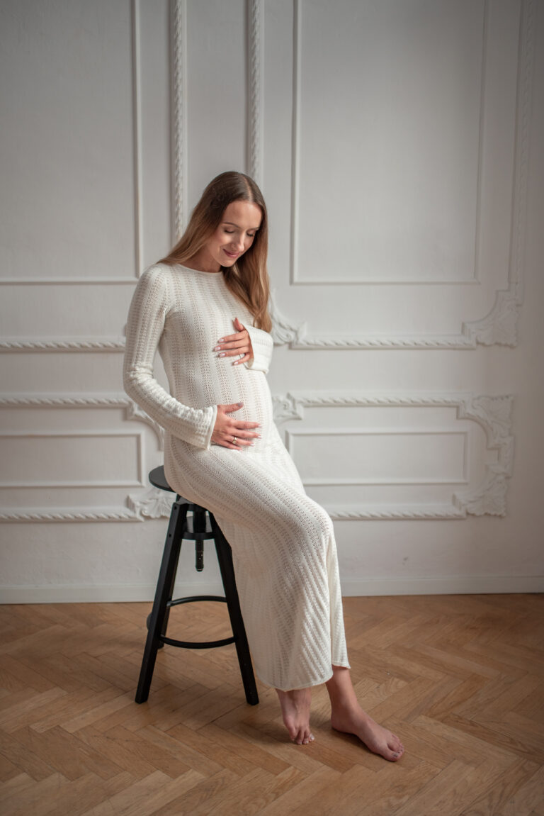 Kobieta w ciąży na krześle w studio - Warszawa