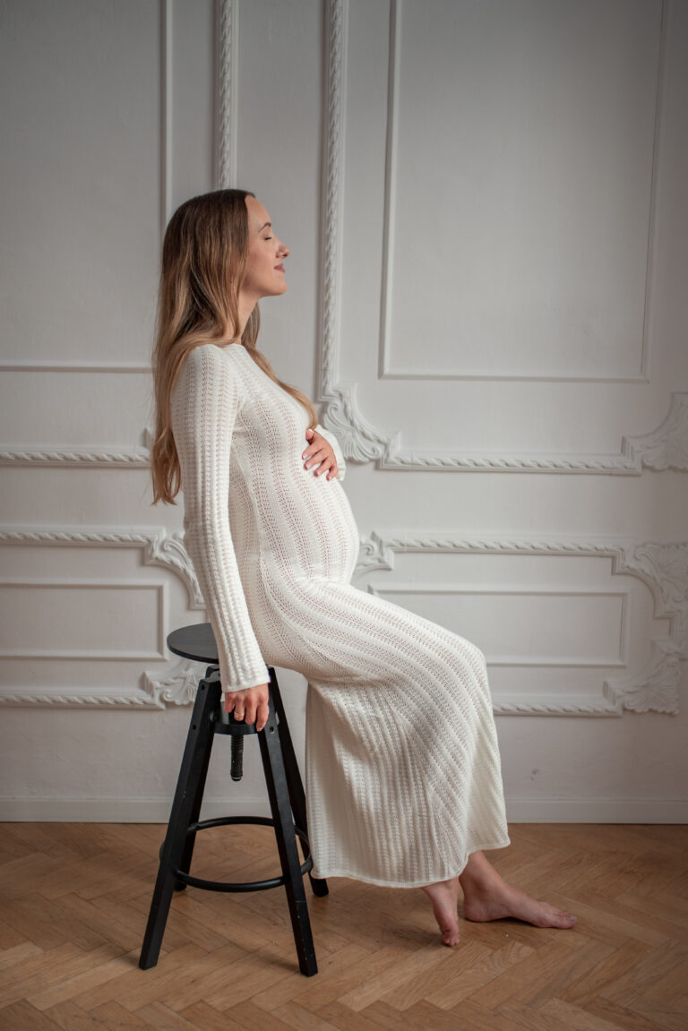 Kobieta w ciąży w pozycji siedzącej - studio Warszawa