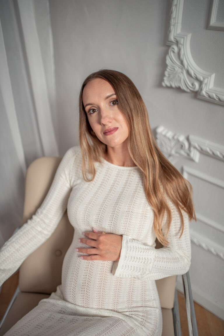 Portret kobiety w ciąży - studio Warszawa