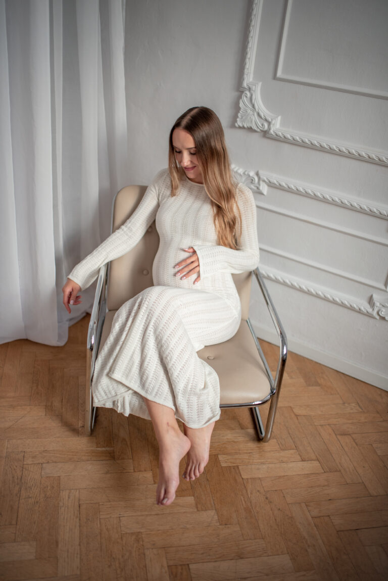 Sesja ciążowa w studio w Warszawie - naturalne i emocjonalne ujęcia