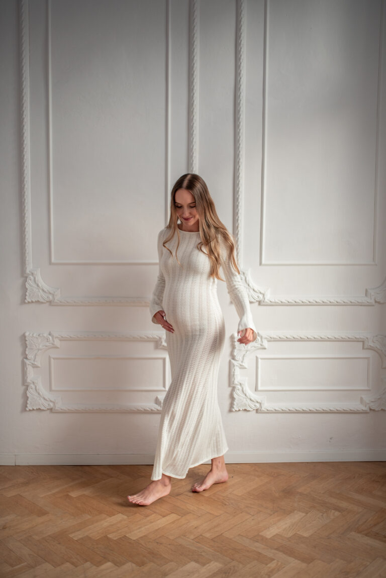 Przyszła mama w ciąży w ruchu - sesja studio Warszawa