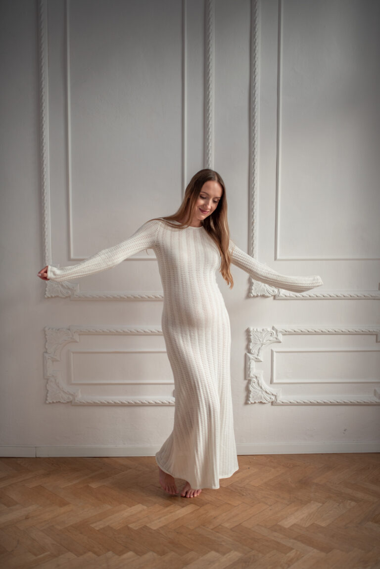 Tańcząca kobieta w ciąży w studio - Warszawa