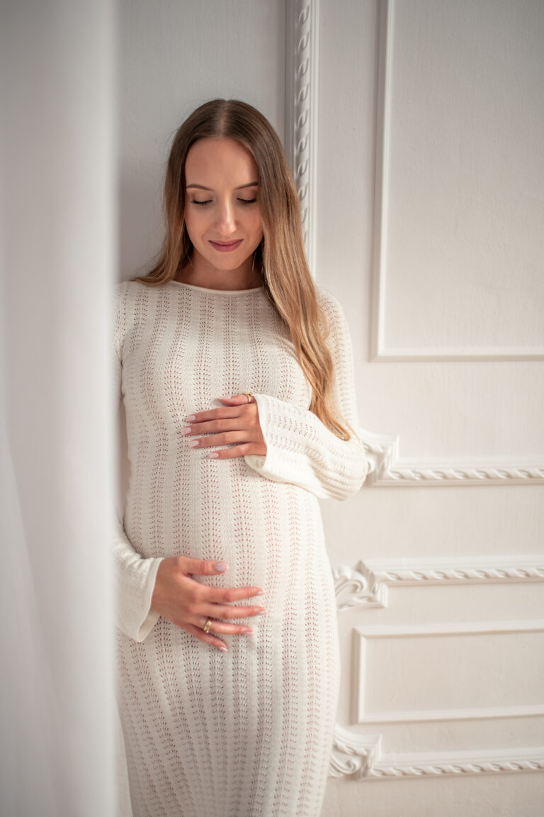 Kobieta w ciąży w studio - profilowa poza Warszawa