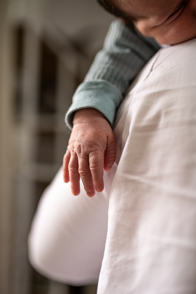 Sesja noworodkowa w studio w Warszawie - naturalne zdjęcia detalu