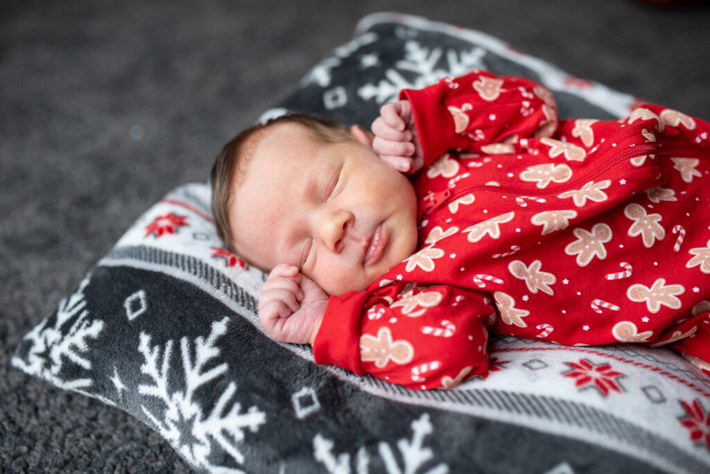 Naturalna sesja noworodkowa w domu – spokojny sen noworodka.