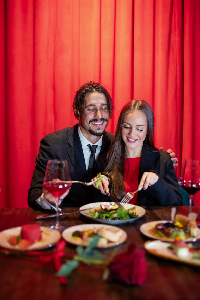 Sesja par w studio w Warszawie – usmiechnieta para zakochanych