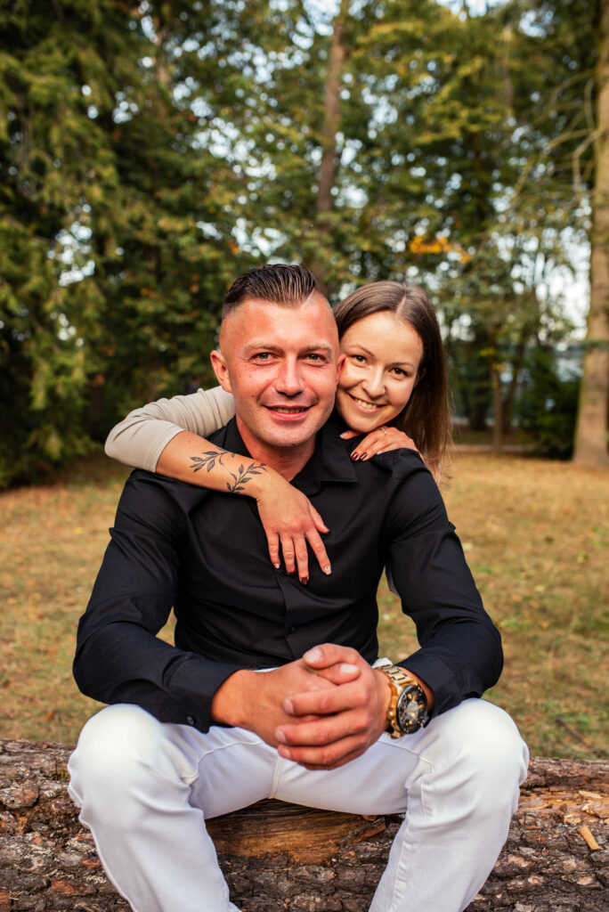 Sesja pary w parku w Warszawie