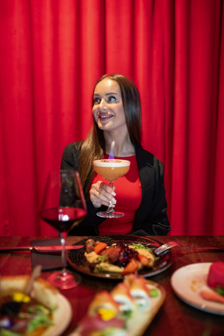 sesja kobieca w studio - portret kobiecy przy drinku