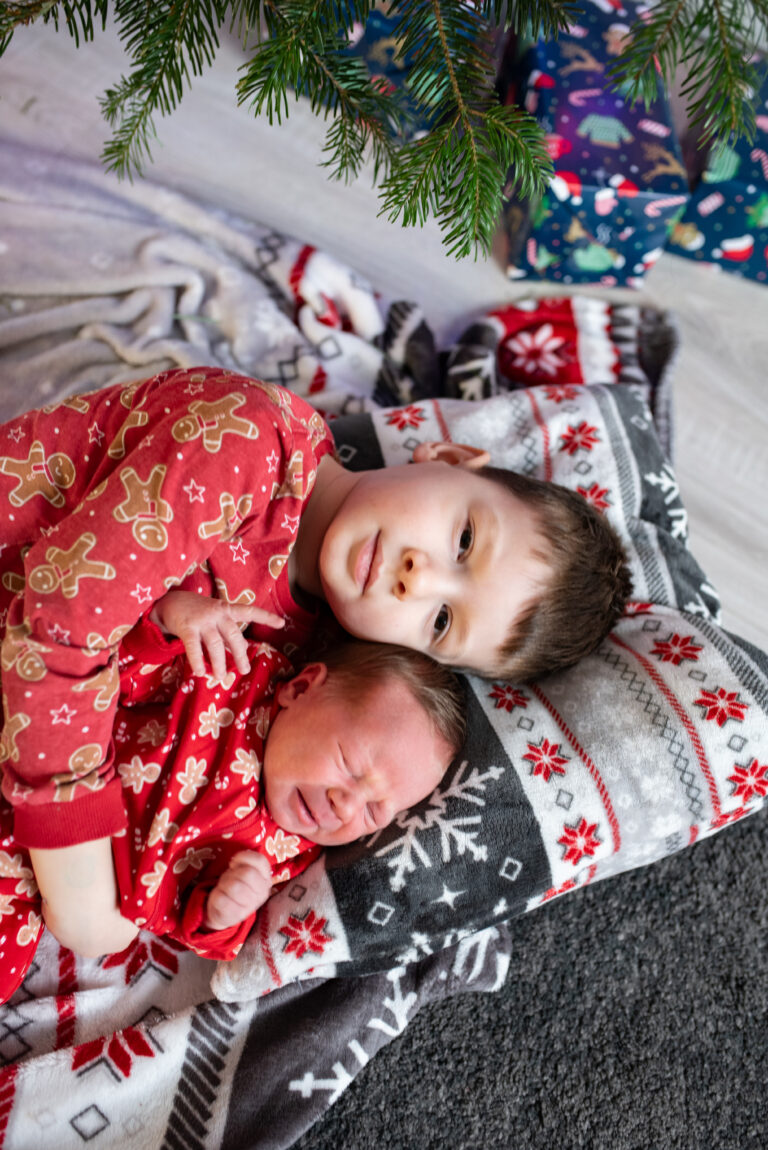 sesja rodzinna w domu - rodzeństwo pod choinką