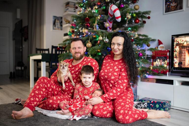 sesja świąteczna Boże Narodzenie - sesja w domu pod choinką całej rodziny