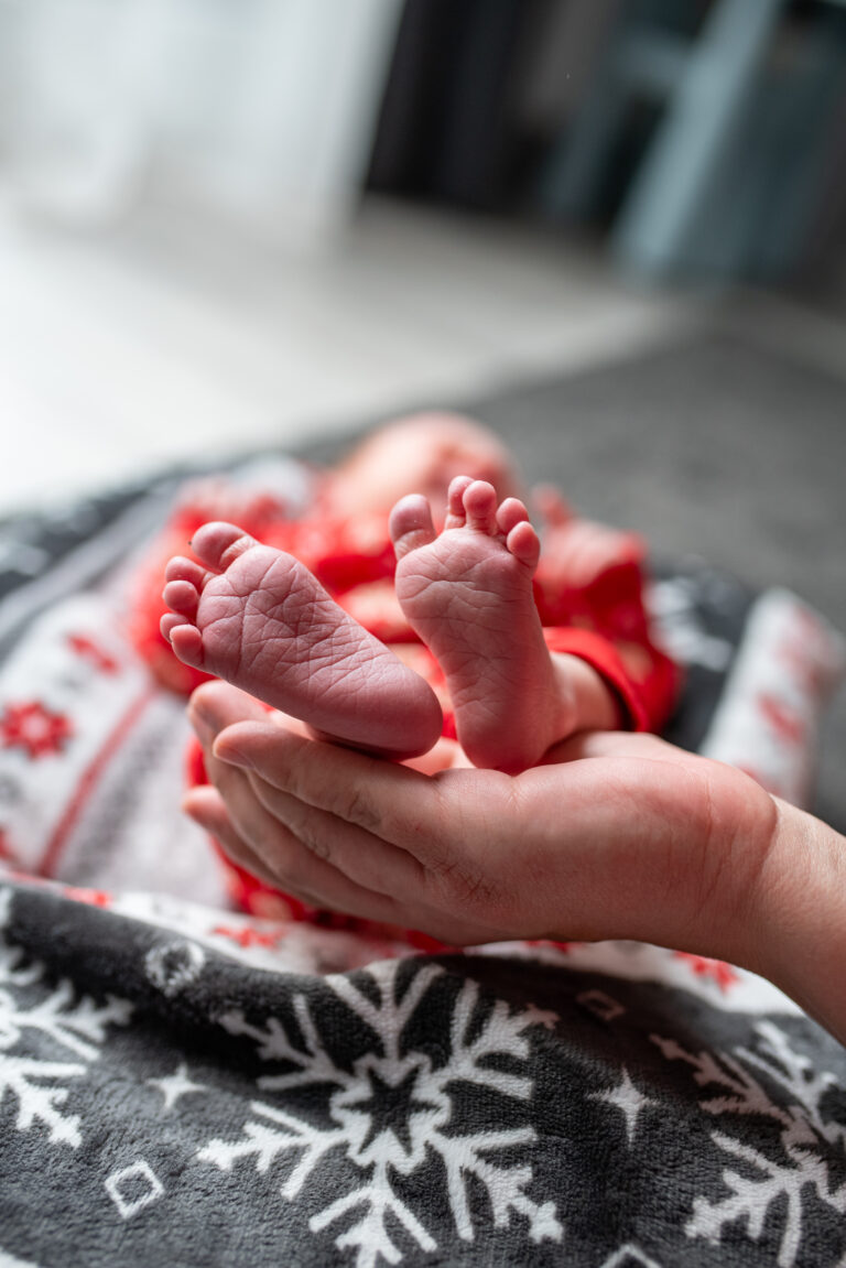 Sesja noworodkowa w domu - małe stópki