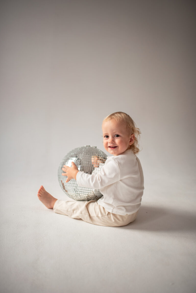 Sesja urodzinowa dziecka w jasnym studio w Warszawie