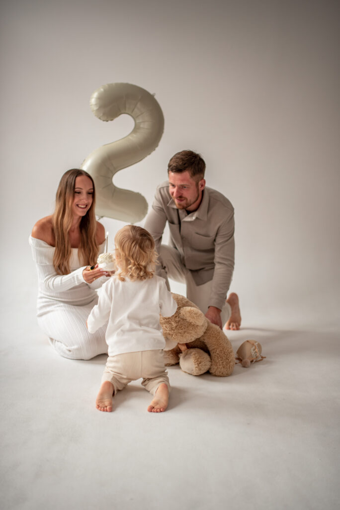 Rodzinna sesja urodzinowa w studio w Warszawie