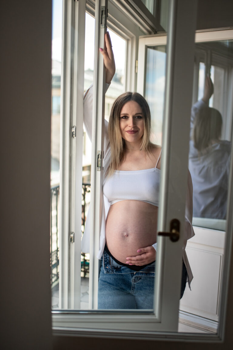 Portret ciężarnej w studio w Warszawie