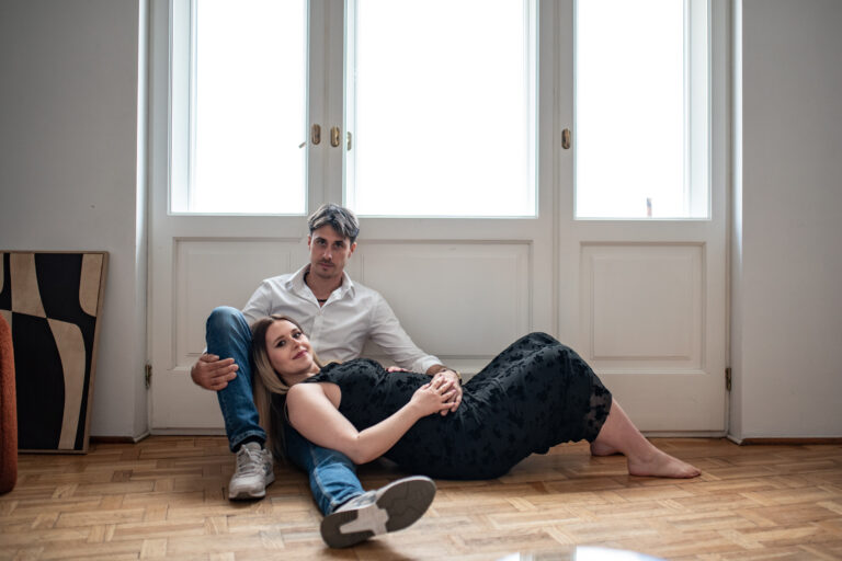 Dwójka przyszłych rodziców podczas sesji w studio w Warszawie