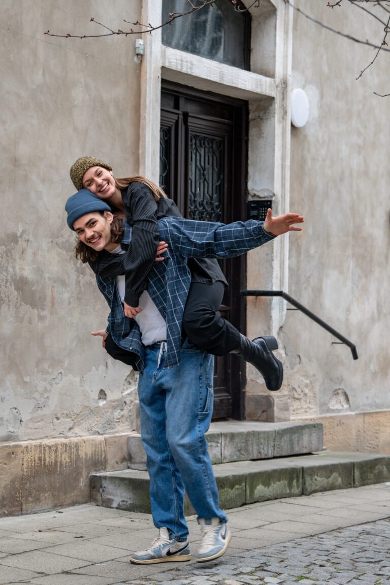 Przytulająca się para na tle Starego Miasta w Warszawie