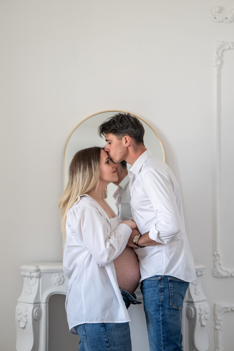 Sesja ciążowa w eleganckim studio w Warszawie