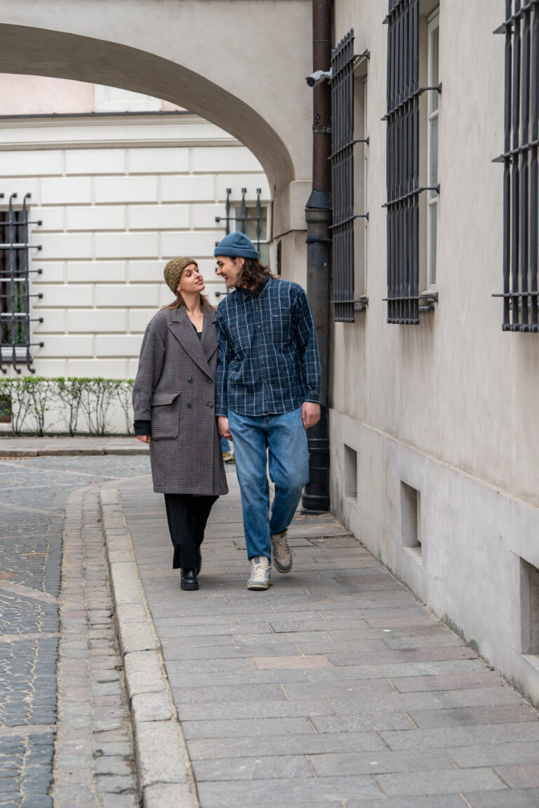 Para pozująca podczas miejskiej sesji w Warszawie