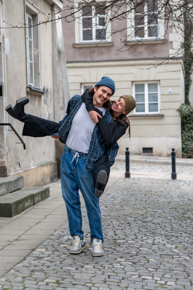 Para spacerująca ulicami Starego Miasta w Warszawie