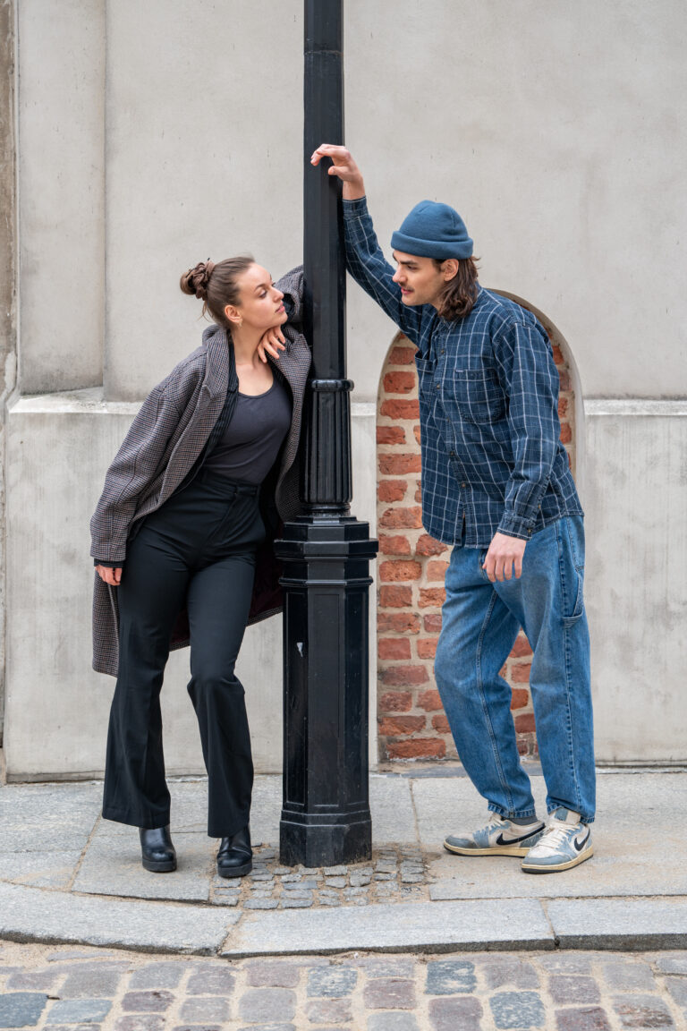 Para w centrum Warszawy podczas sesji