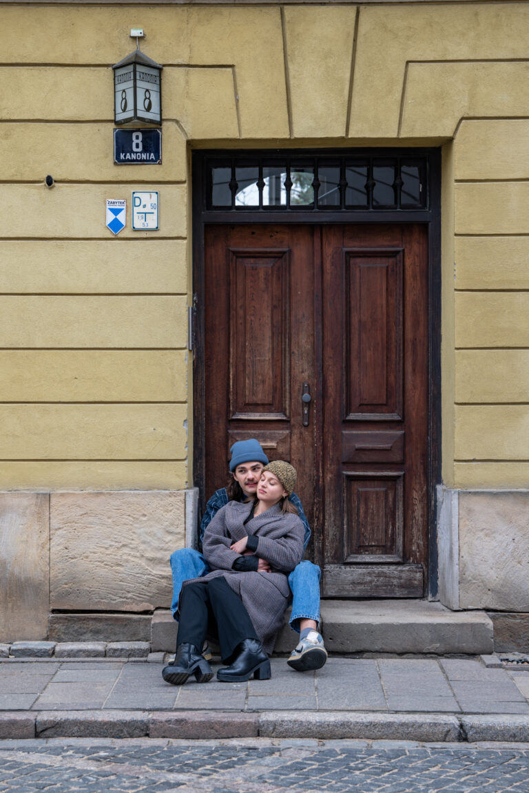 Para w romantycznym klimacie starego miasta