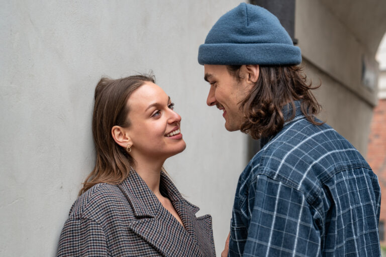 Naturalne ujęcie pary na ulicach Warszawy