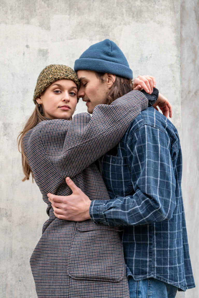 Para w wąskiej uliczce Starego Miasta w Warszawie