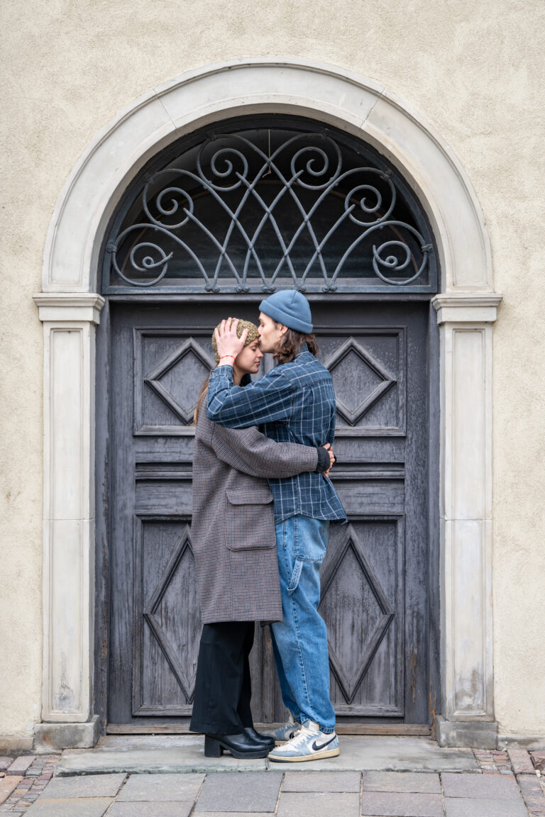 Para podczas zachodu słońca na Starym Mieście